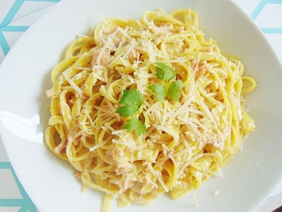 Cytrynowe tagliatelle z wędzonym łososiem