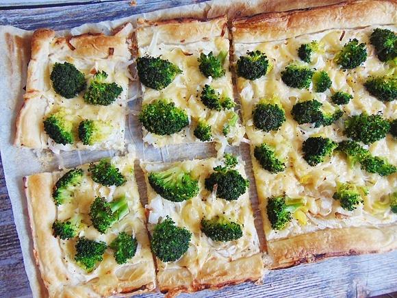 Tarta z ciasta francuskiego z brokułem, porem i serkiem twarogowym
