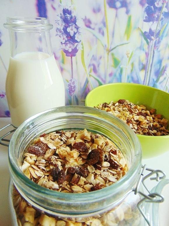 Granola cynamonowa z suszonymi jabłkami, rodzynkami i orzechami