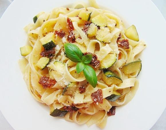 Tagliatelle z cukinią i suszonymi pomidorami
