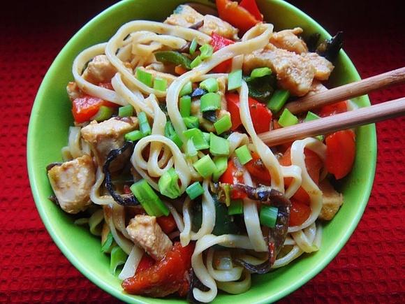 Prosty makaron po chińsku chow mein z kurczakiem i warzywami