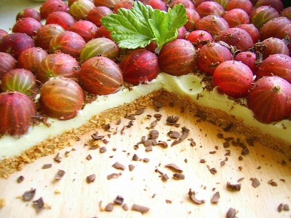 Agrestowa tarta z pianką i owocami