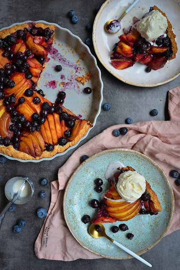 Tarta na kruchym spodzie z brzoskwiniami, borówkami i lodami waniliowymi