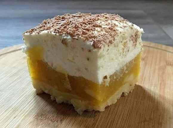 Ciasto z jabłkami i bitą śmietaną na zimno
