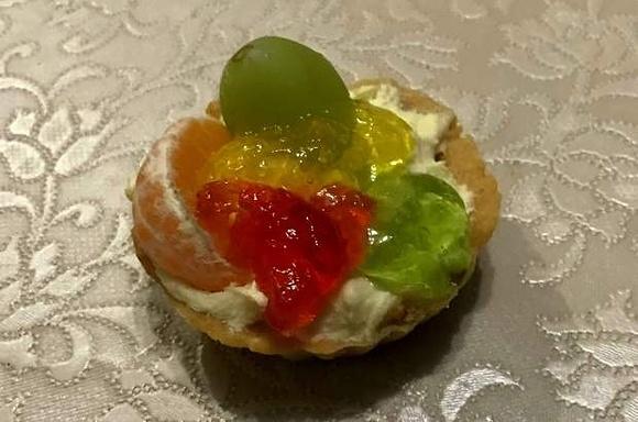 Babeczki z budyniem, owocami i galaretkami na imprezę