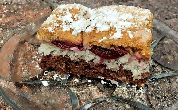 Ciasto ucierane z masą kokosową i śliwkami