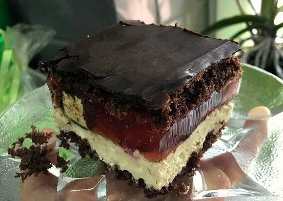 Ciasto z ptasim mleczkiem i truskawkami