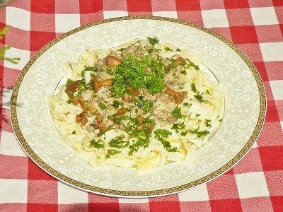 Domowy makaron z kurkami w sosie śmietanowym