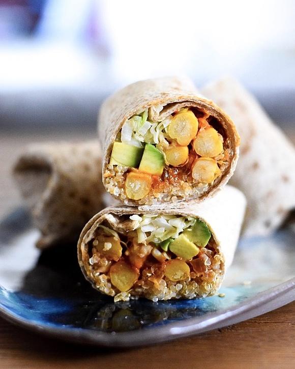 Tortilla z warzywami, cieciorką i komosą