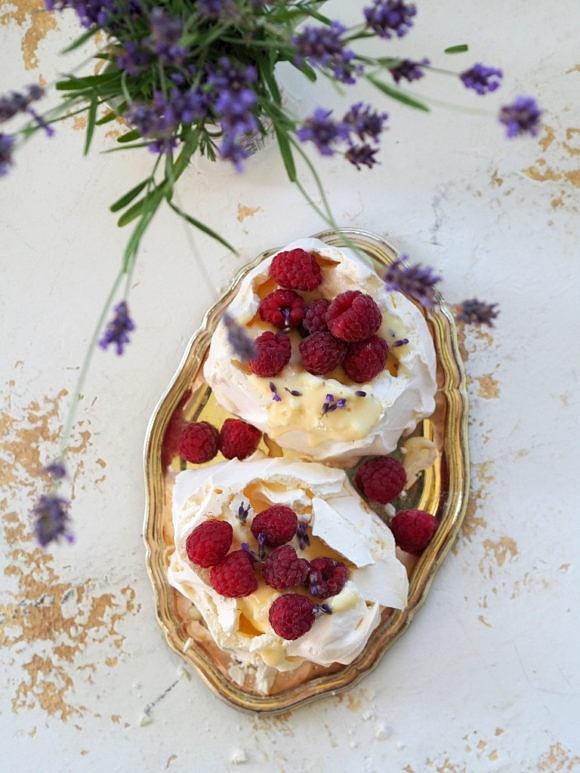 Bezy z lemon curd, malinami i lawendą na letni deser