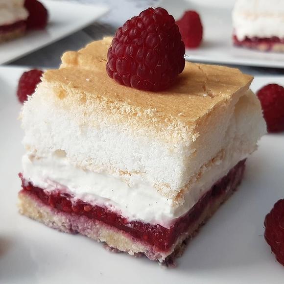 Keto malinowa chmurka - bez glutenu, niskowęglowodanowa, wysokotłuszczowa