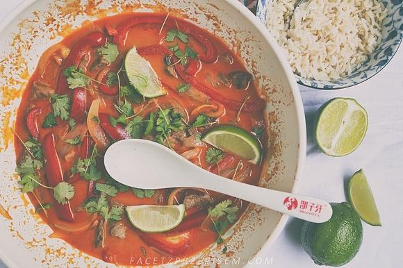 Czerwone tajskie curry z wołowiną