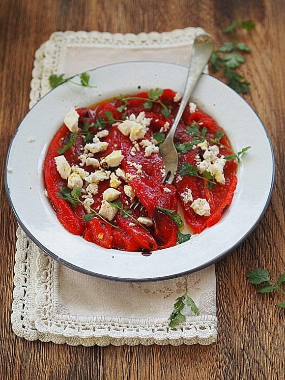 Sałatka z pieczonej papryki z fetą i oliwą balsamiczną