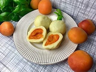 Knedle z morelami i śliwkami