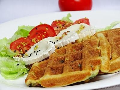 Gofry z warzywami i kozim serem