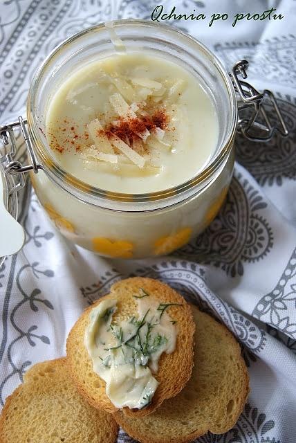 Krem kalafiorowy z serem Padano i czosnkowymi grzankami