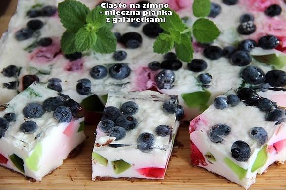 Ciasto na zimno z mleczną pianką i galaretkami