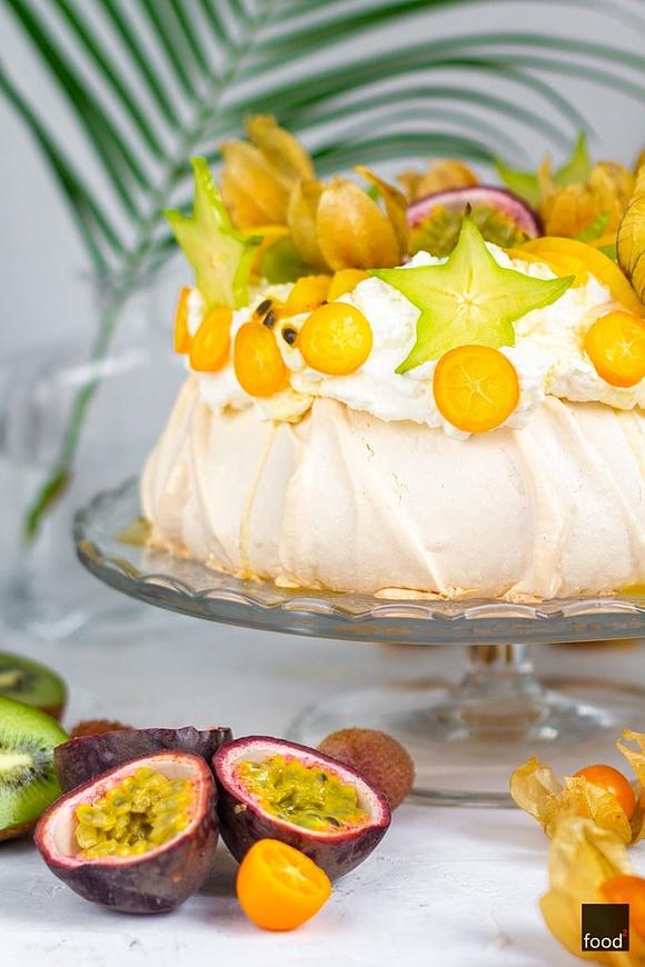Tropikalna pavlova z egzotycznymi owocami i kremem kokosowym