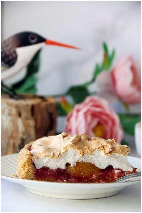 Tarta z brzoskwiniami, migdałami i bezą