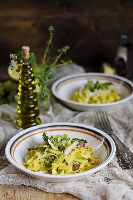 Tagliatelle z sosem cukiniowym i szparagami