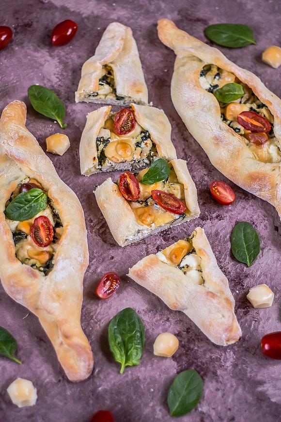 Pide ze szpinakiem i kurczakiem