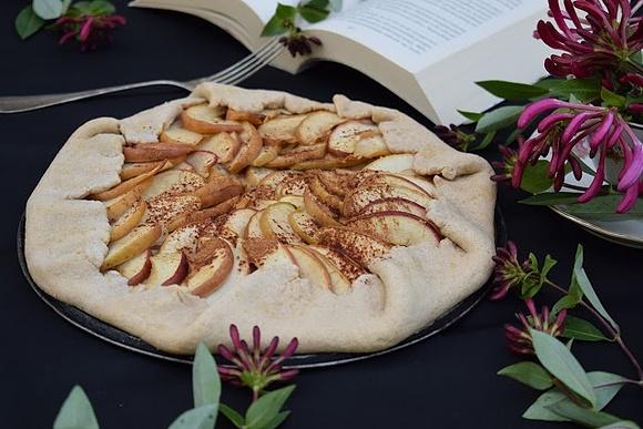 Tarta cynamonowa z zakręconymi jabłkami
