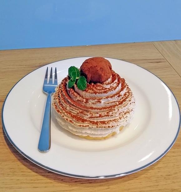 Deser Mont Blanc z kasztanami i kruchego spodu