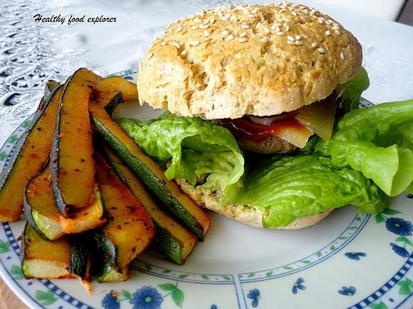 Fitburger z frytkami z cukinii