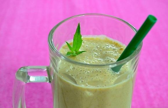 Błyskawiczny koktajl z moreli i banana na bazie mleka
