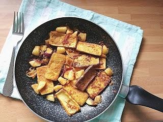 Tofu wędzone z jabłkami na patelni