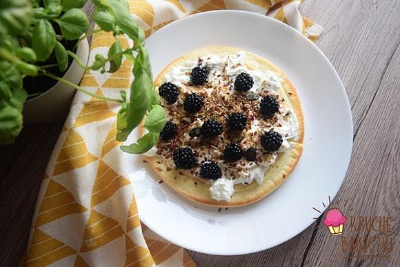 Omlet biszkoptowy z jogurtem Skyr i jeżynami