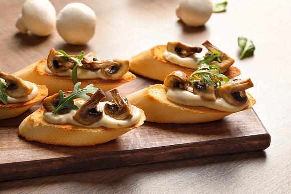 Bruschetta z pieczarkami i serkiem