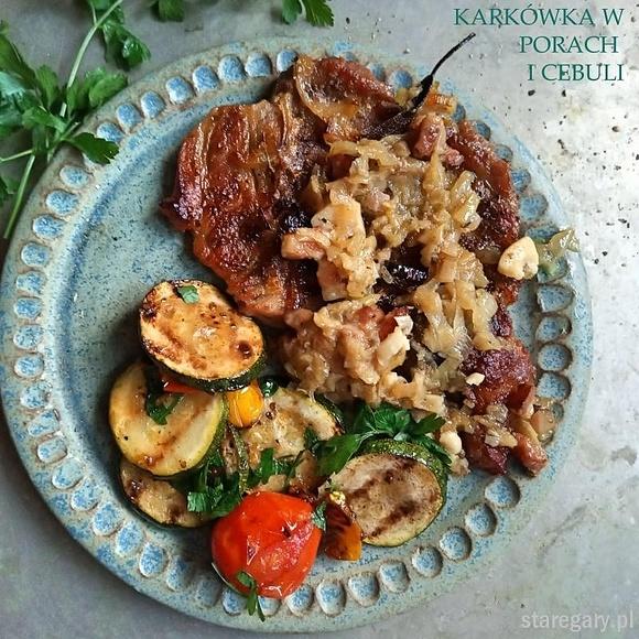Kotlety z karkówki w porach i cebuli pieczone w garnku rzymskim