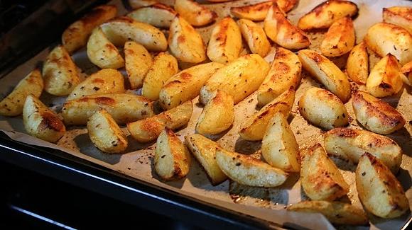 Ziemniaki z piekarnika – prosty przepis do obiadu, minimalna ilość tłuszczu