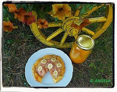 Omlet dyniowy z brzoskwiniami i bananem