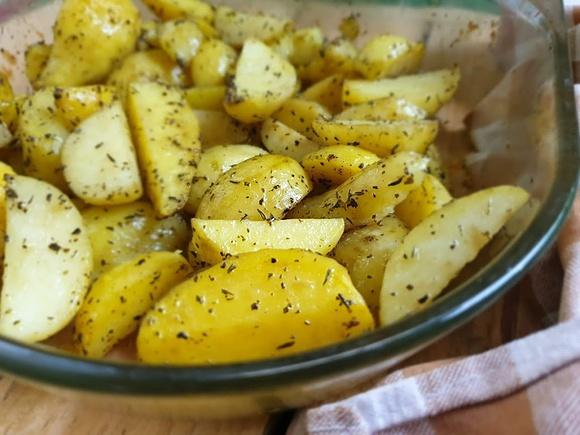 Pieczone ziemniaczki - przepis na pyszne i chrupiące danie