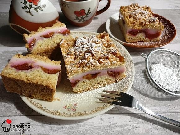 Kruche ciasto ze śliwkami i budyniem