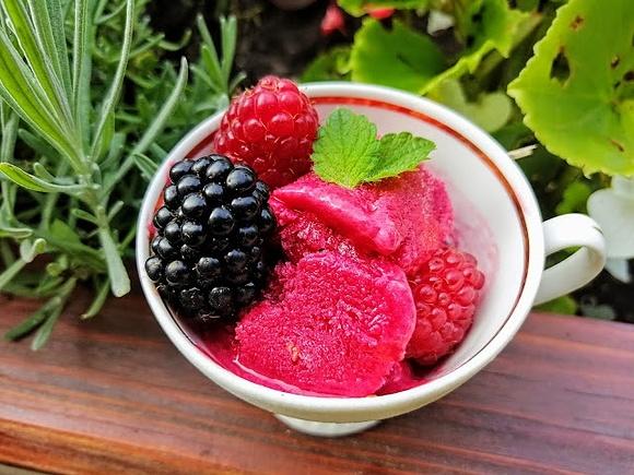 Sorbet malinowy domowy - przepis na lody z malin i mleka