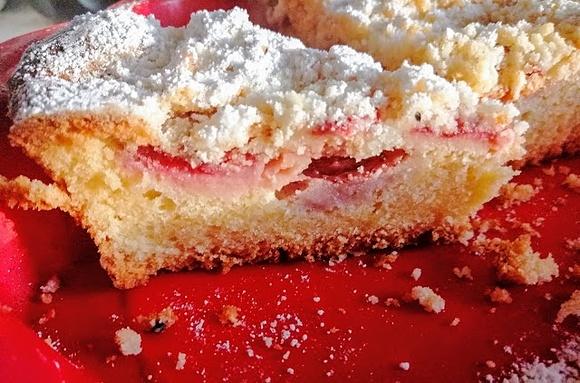 Ciasto ucierane z truskawkami i kruszonką