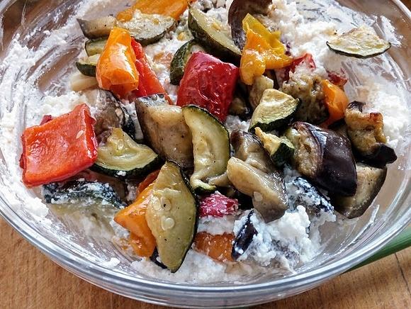 Pasta serowa z pieczonymi warzywami na śniadanie lub grilla