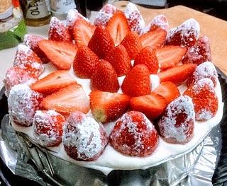 Sernik waniliowy na zimno z truskawkami