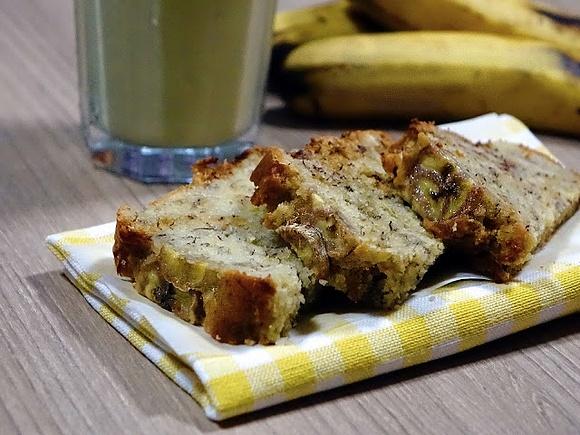 Chleb bananowy z orzechami laskowymi i czekoladą