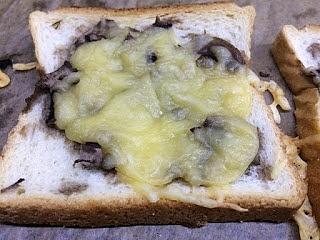 Zapiekanki z pieczarkami - domowy polski fast food