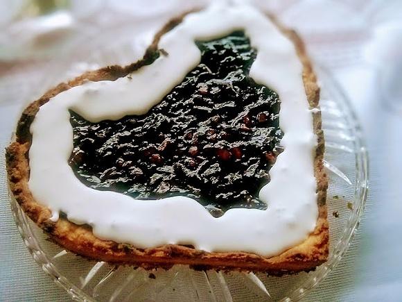 Kruchy mazurek porzeczkowo-migdałowy z lukrem