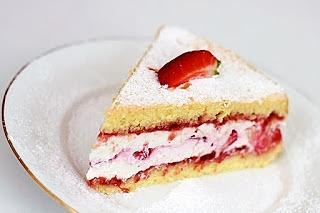 Biszkopt z truskawkami i bitą śmietaną lub mascarpone