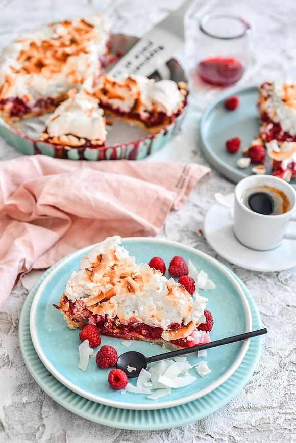 Tarta z malinami i bezą kokosową