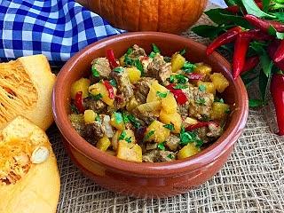 Gulasz wołowy z dynią i chilli