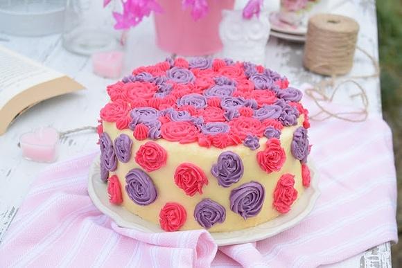 Różowy tort z wiśnią i kremem czekoladowym