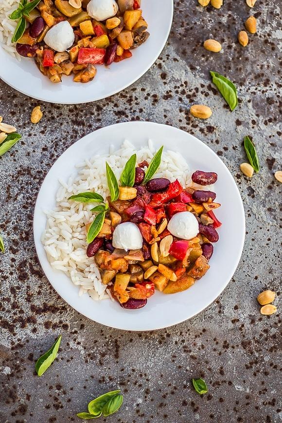 Wegetariańska potrawka - szybki zdrowy obiad z warzywami i serem mozzarella