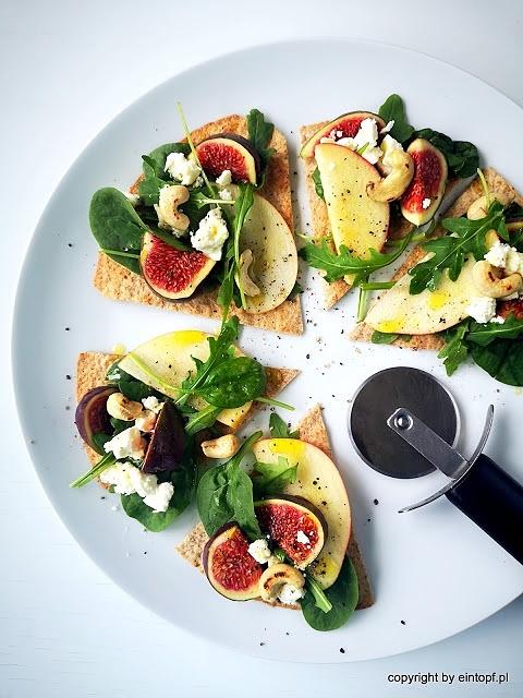 Tortilla a'la pizza z figami, jabłkiem, kozim serem i oliwą truflową